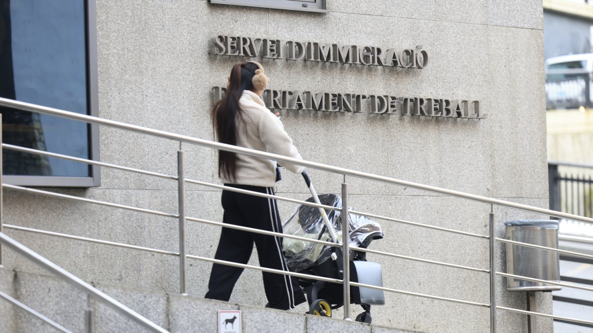Una dona i el seu nadó surten del Servei d’Immigració.