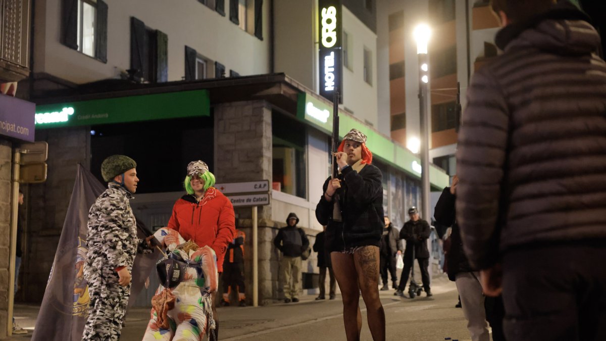 La despenjada del rei Carnestoltes, amb un ninot diferent, ahir a Encamp.