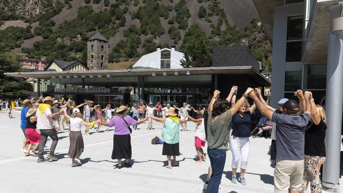 Diverses persones fent una activitat davant el Centre de Congressos d'Andorra la Vella.
