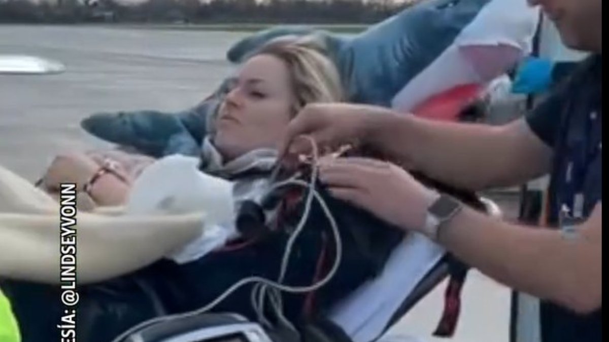 Lindsey Vonn, de camí cap a casa després de les quatre operacions a les quals ha estat sotmesa per la lesió que es va fer als Jocs Olímpics d'Hivern.