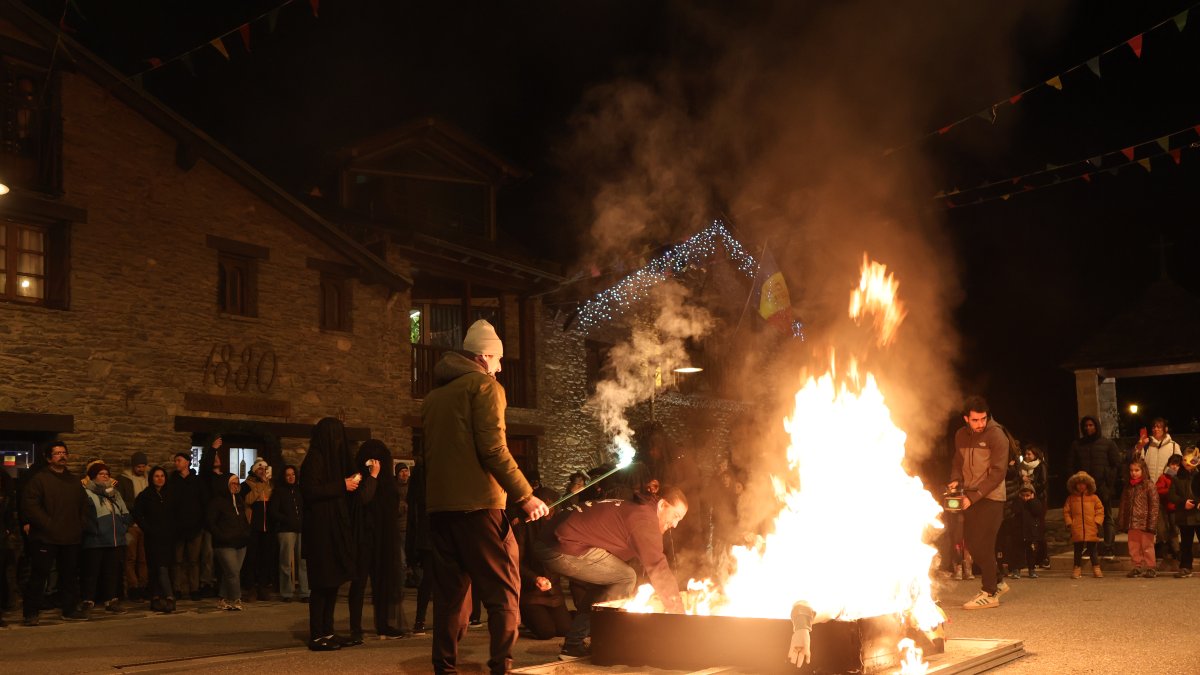 La crema del Carnestoltes a la plaça Major d'Ordino.