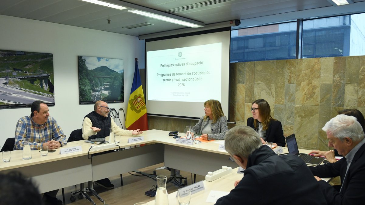 El secretari general de l'USDA, Gabriel Ubach, parlant amb la ministra Conxita Marsol, durant la reunió del Consell Econòmic i Social.