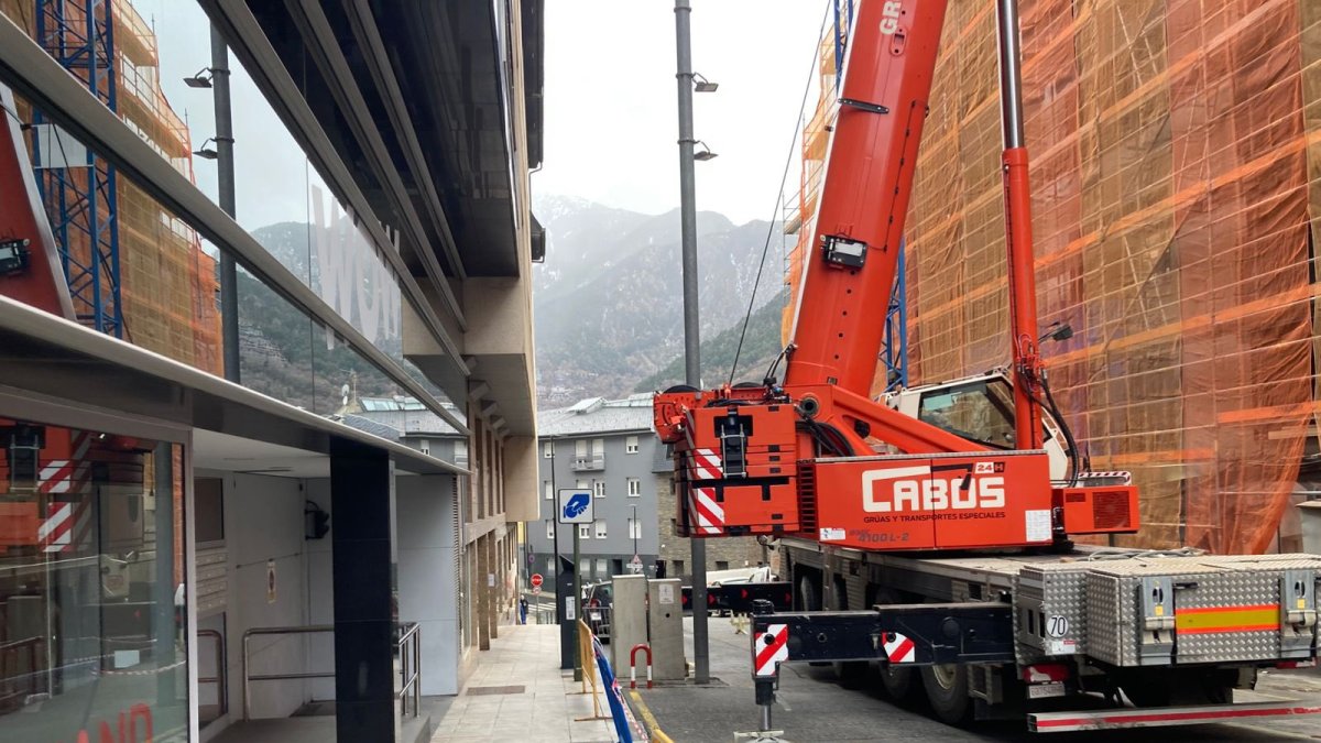 La grua instal·lada al carrer doctor Molines d'Andorra la Vella