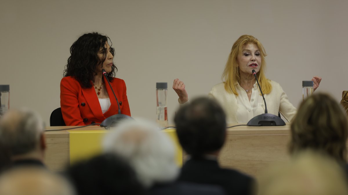 La doctora Carmen Romero acompanyada de la baronessa Thyssen durant la presentació del llibre.