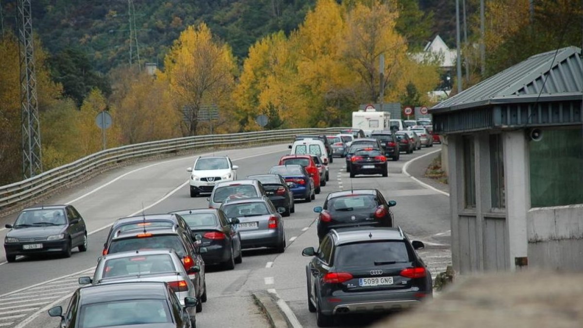 Una cua de cotxes intenta entrar al Principat per la frontera hispanoandorrana