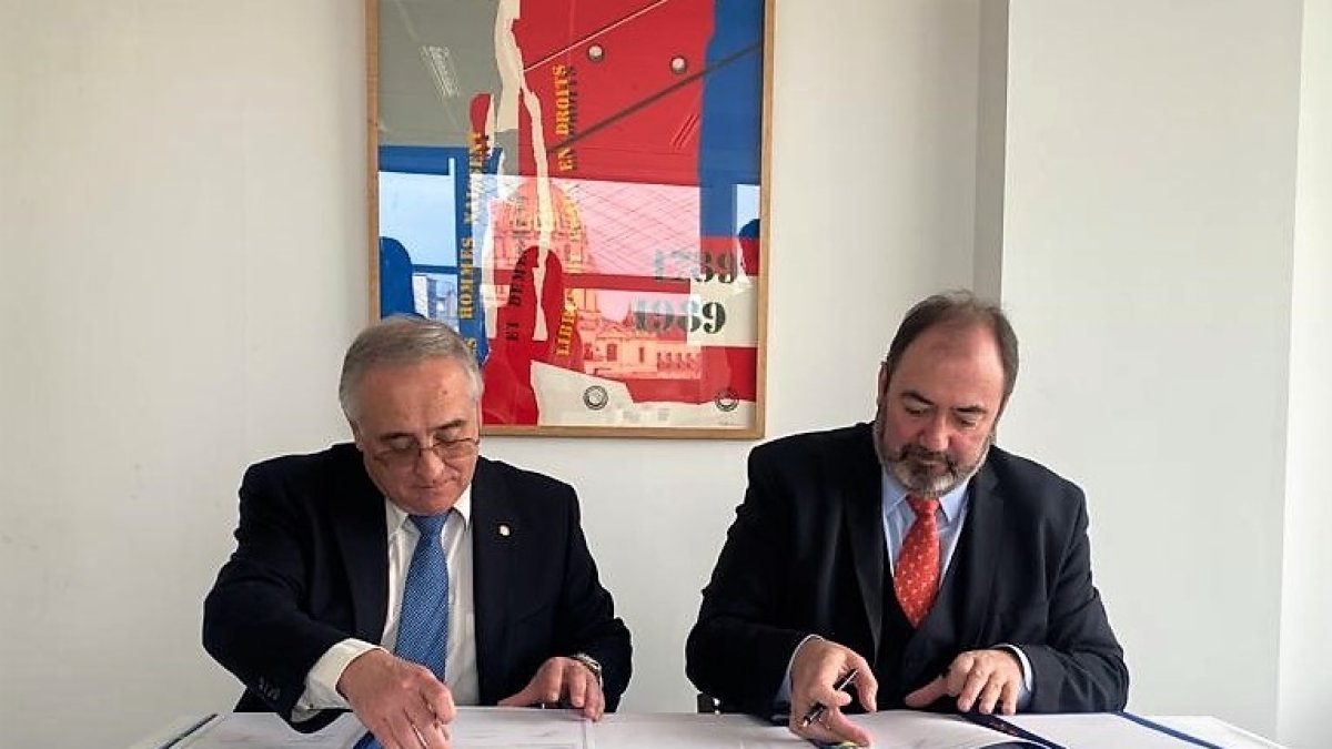 El ministre de Salut en funcions, Albert Font,amb el seu homòleg francès, el ministre de Salut i Prevenció François Braun durant la signatura de l'acord.