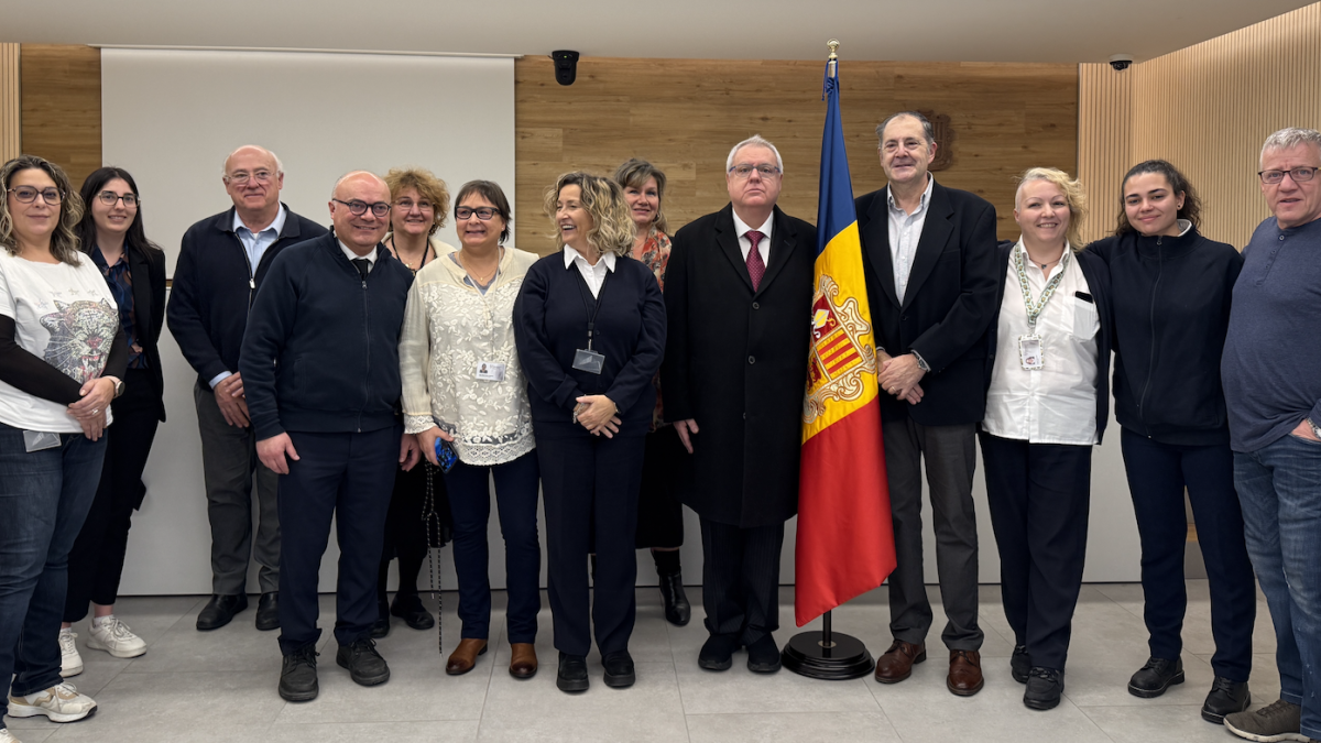 Francesc Llorens i Joan Argemí, a banda i banda de la bandera, amb treballadors i representants del Consell Superior de la Justícia.