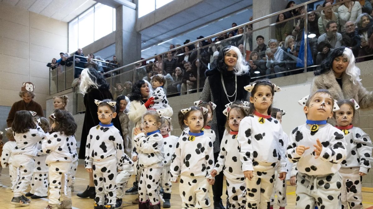 Els infants d'Ordino disfrassats de dàlmates a la rua de les escoles de la parròquia.
