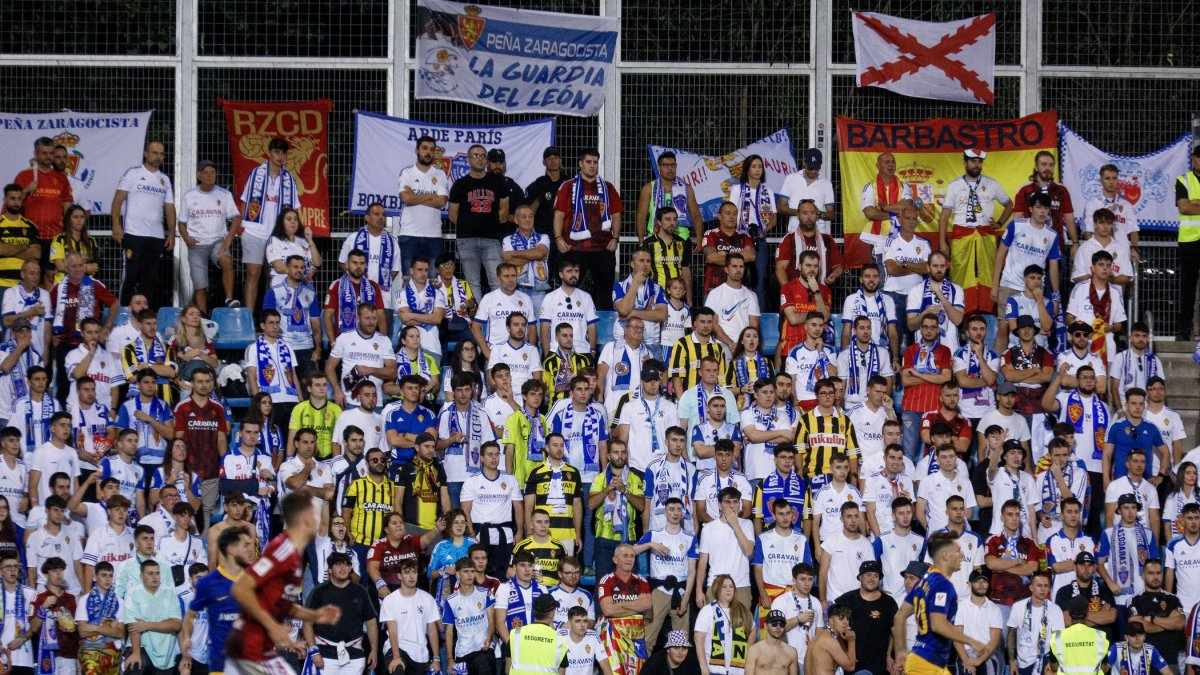 Aficionats del Saragossa a la graderia visitant de l’Estadi Nacional.