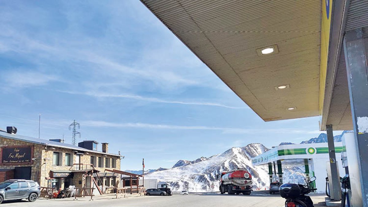 Benzinera al port d’Envalira.