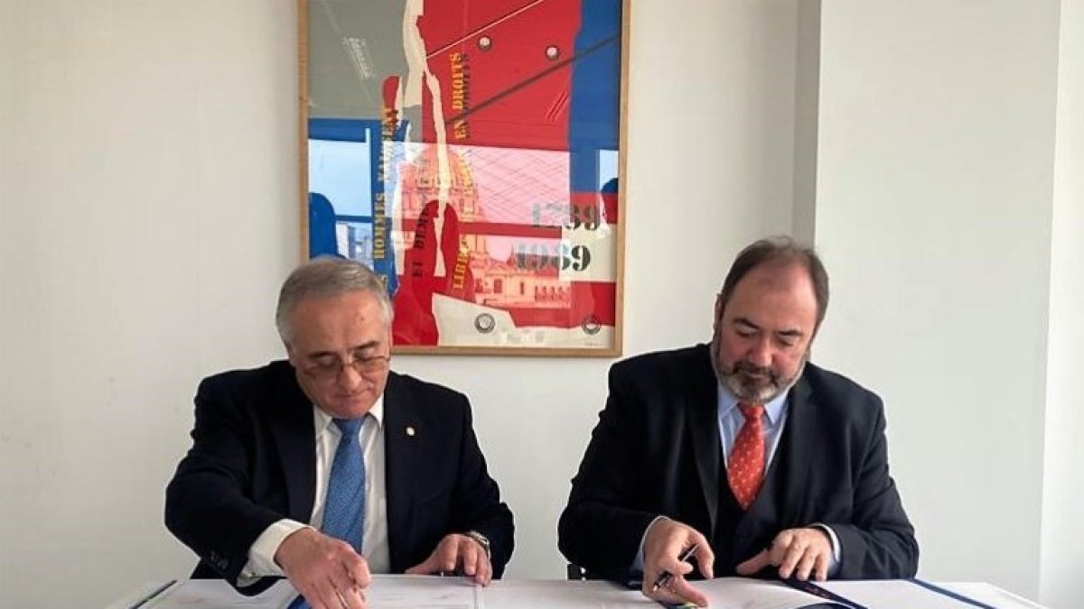 El ministre de Salut en funcions, Albert Font,amb el seu homòleg francès, el ministre de Salut i Prevenció François Braun durant la signatura de l'acord.SFGA