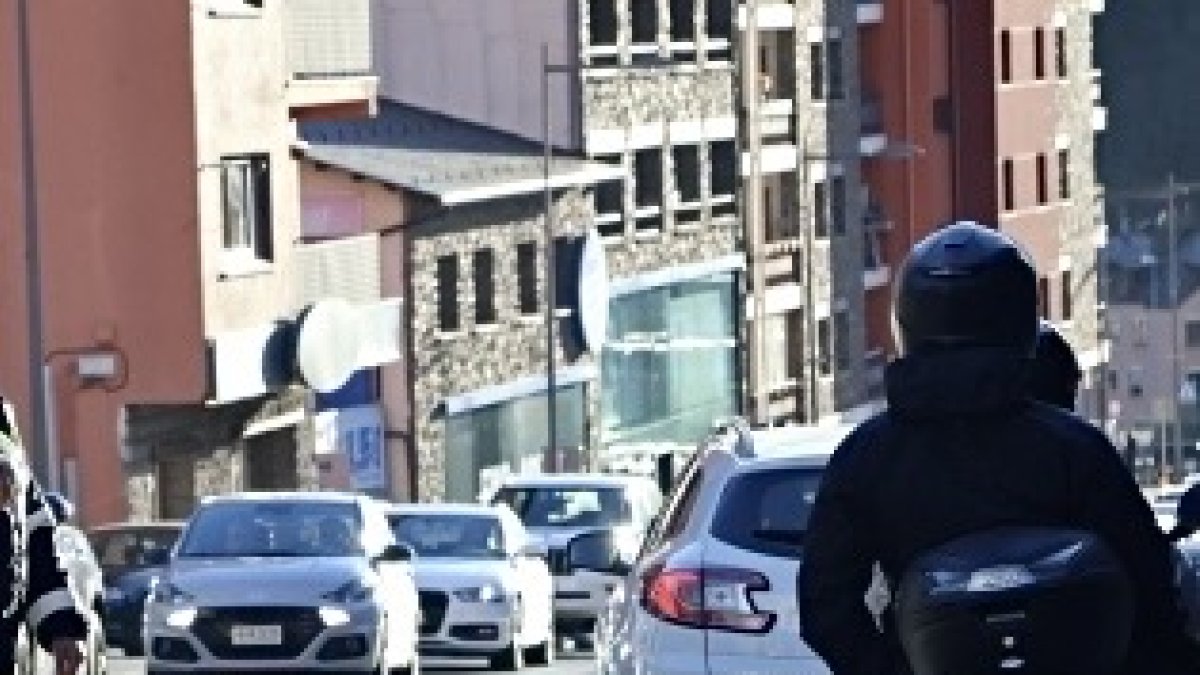 Els vehicles parats a la retenció entre Canillo i Encamp.