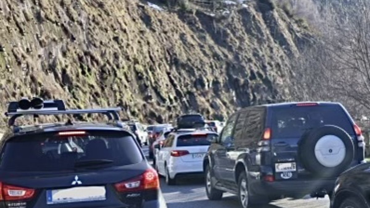 Els vehicles parats a la retenció entre Canillo i Encamp.