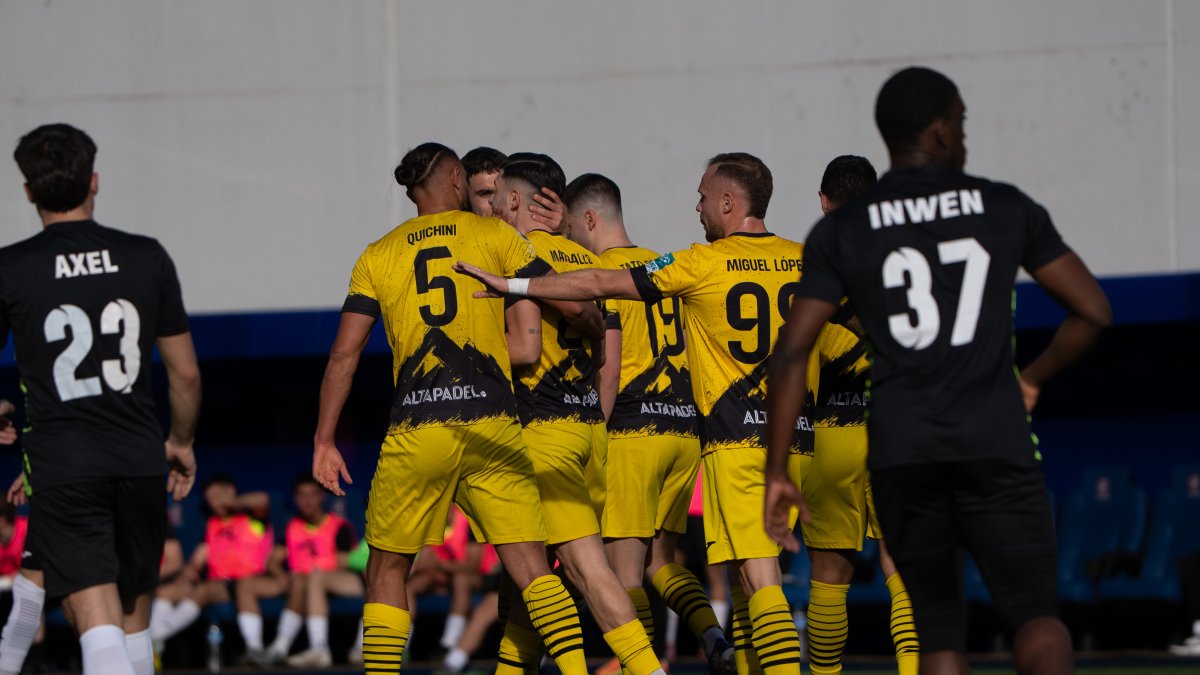 Els jugadors de l’UE celebren un gol.