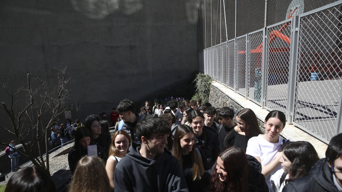 Grups de joves durant les proves d’accés a l’ensenyament superior.