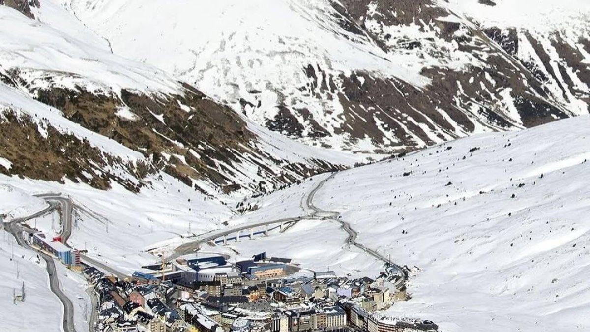 El Pas de la Casa i les muntanyes compartides amb França.