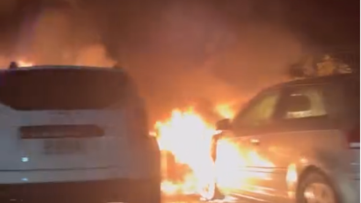 El foc afectant un dels vehicles.