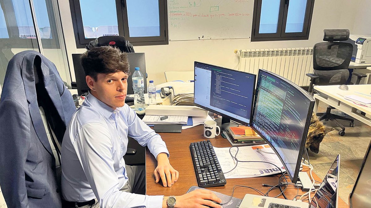 Guillem Prada treballant amb el programa a la seva oficina.