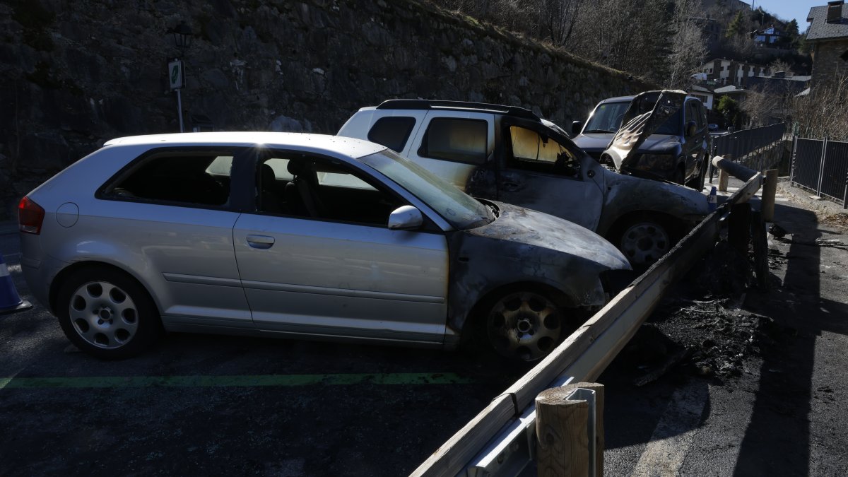 Els vehicles calcinats a Aixirivall