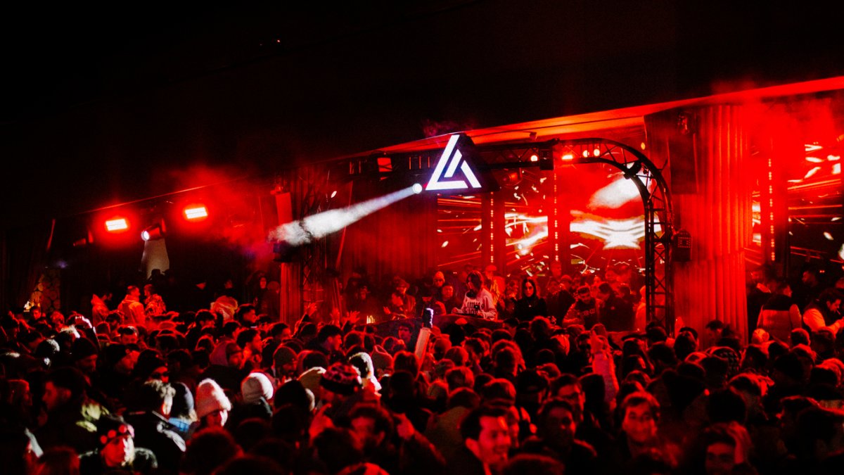 Desenes de persones en un concert a l'Abarset aquest any.