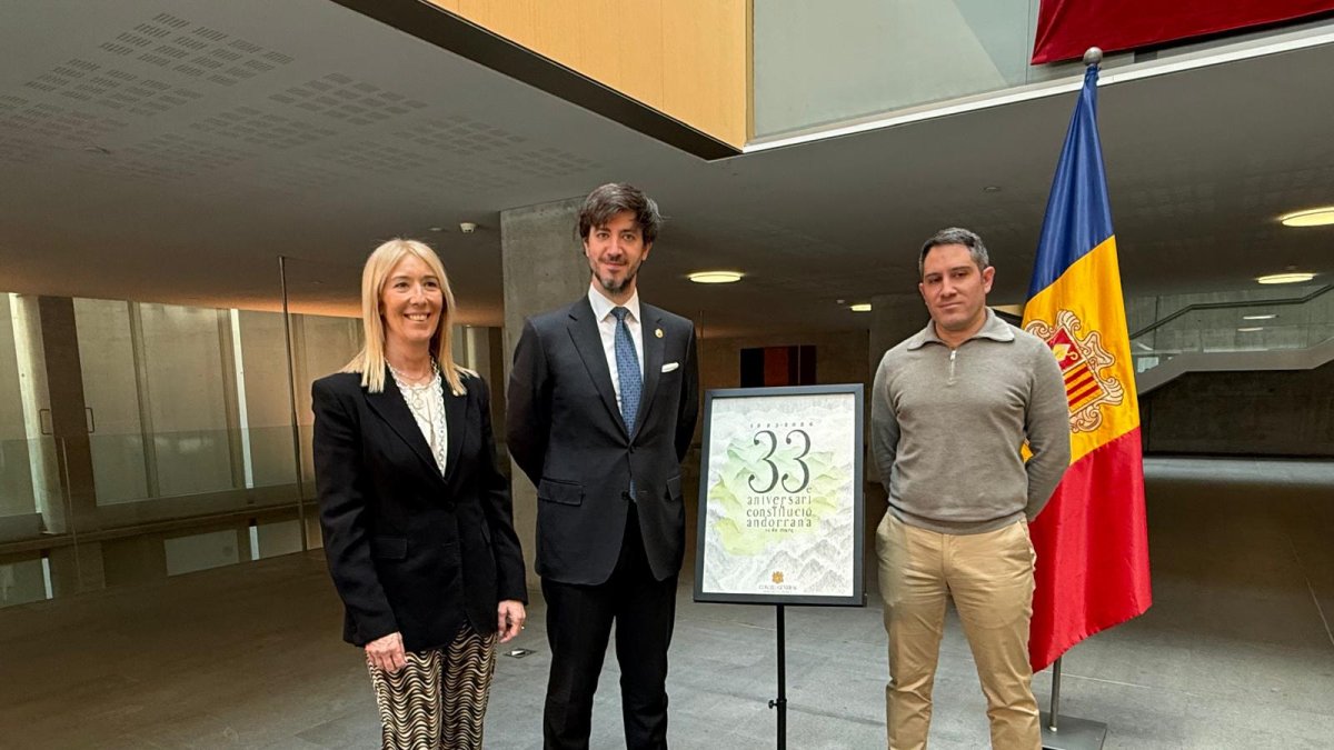 L'artista disenyador del cartell de commemoració dels 33 anys de la Constitució d'Andorra, Javier Casals, junt amb el síndic general, Carles Ensenyat, i la subsíndica, Sandra Codina.