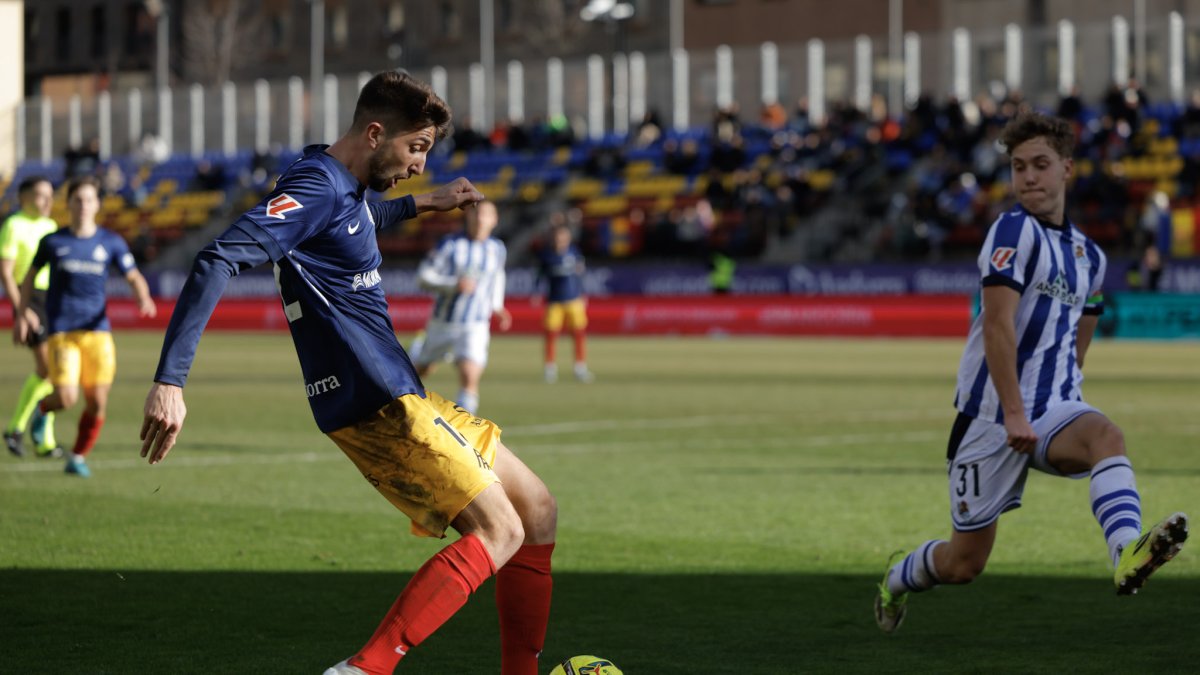 El central tricolor Edgar González en un acció durant el partit contra la Reial Societat B a Encamp