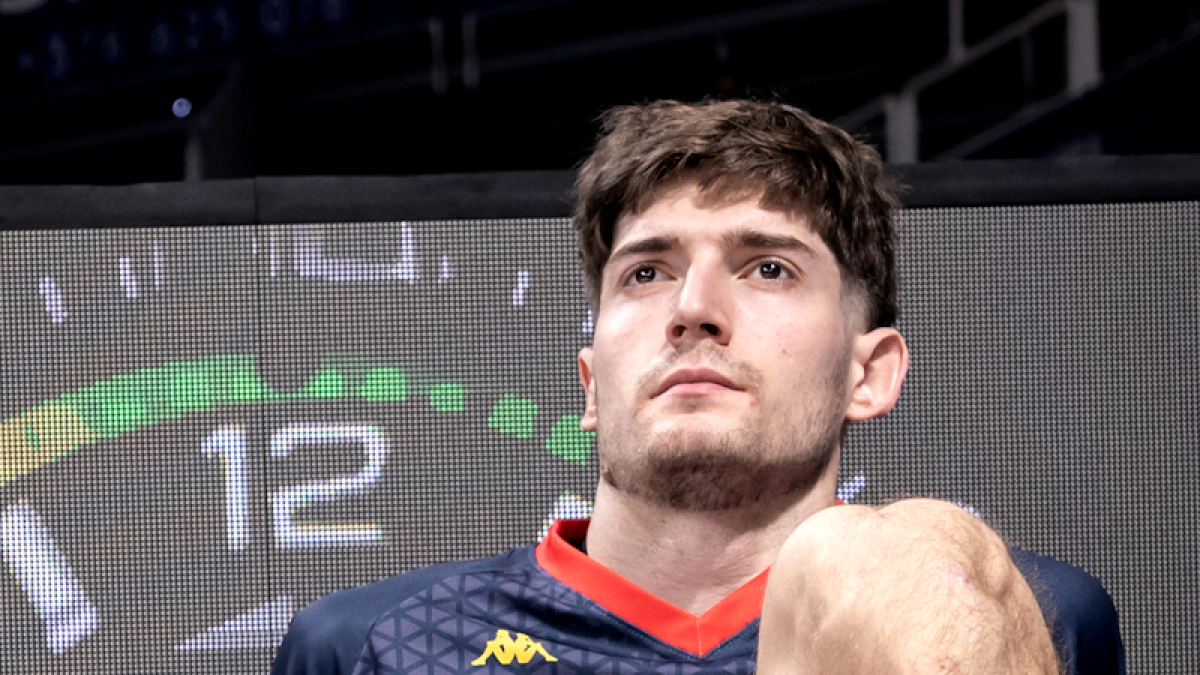 Kostas Kostadinov en un escalfament.