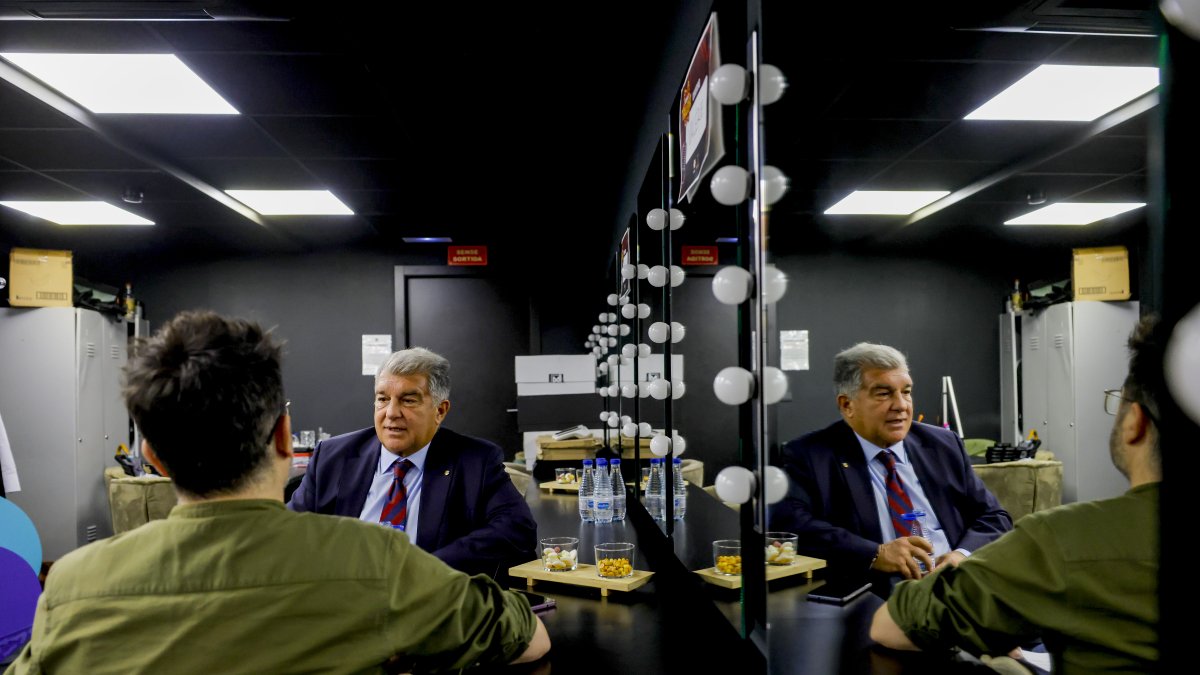 Laporta contestant a les preguntes del periodista del Diari d’Andorra.