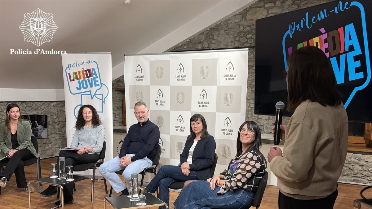 Un moment durant la taula rodona organitzada per la policia a Sant Julià de Lòria.