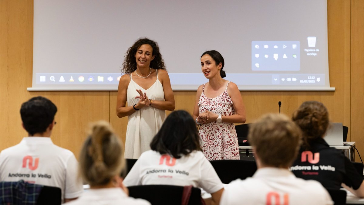 Diverses persones amb les samarretes de treballadors comunals, durant les formacions per ocupar les places ofertades a l'estiu amb la cònsol menor de la parròquia, Olalla Losada, l'any passat. 