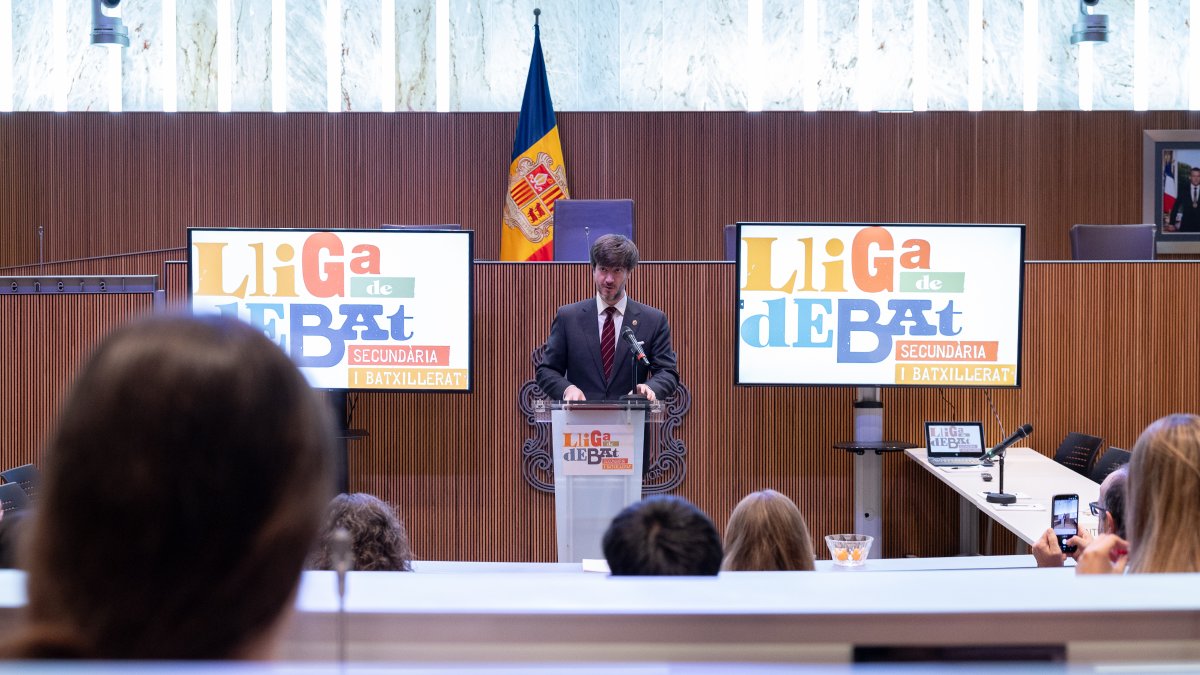 El síndic general, Carles Ensenyat, donant el tret de sortida a la Lliga de Debat organitzada pel Consell General.