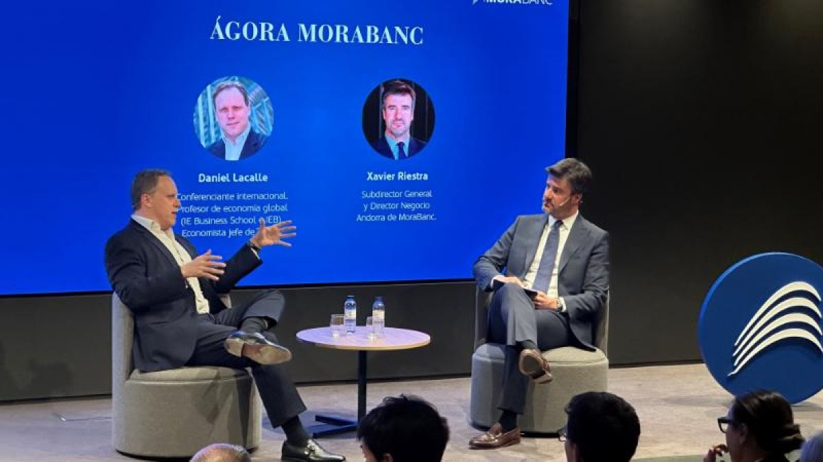 L'economista espanyol, Daniel Lacalle, conversant amb el sotsdirector general i director de Negoci Andorra de MoraBanc, Xavier Riestra, a l'auditori MoraBanc.