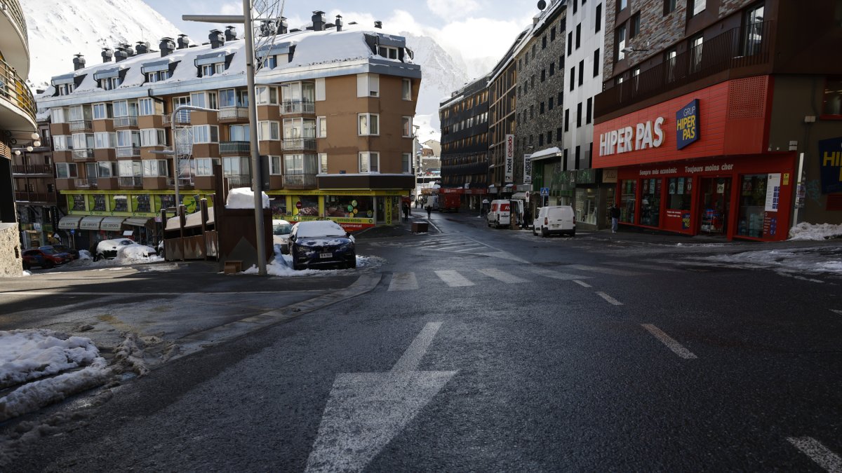 Carrer buit al Pas de la Casa.