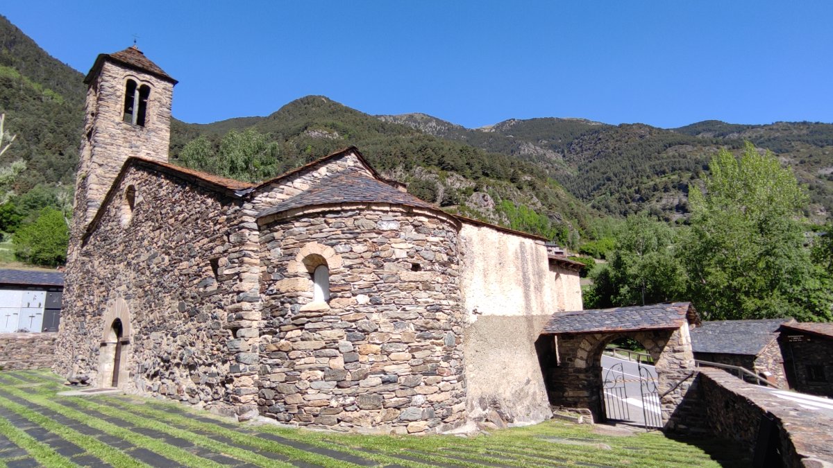 L’església de Sant Martí de la Cortinada.