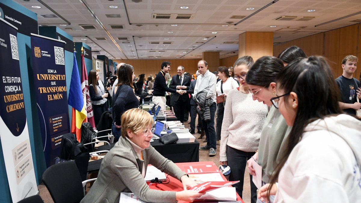 Estudiants al saló Connecta.