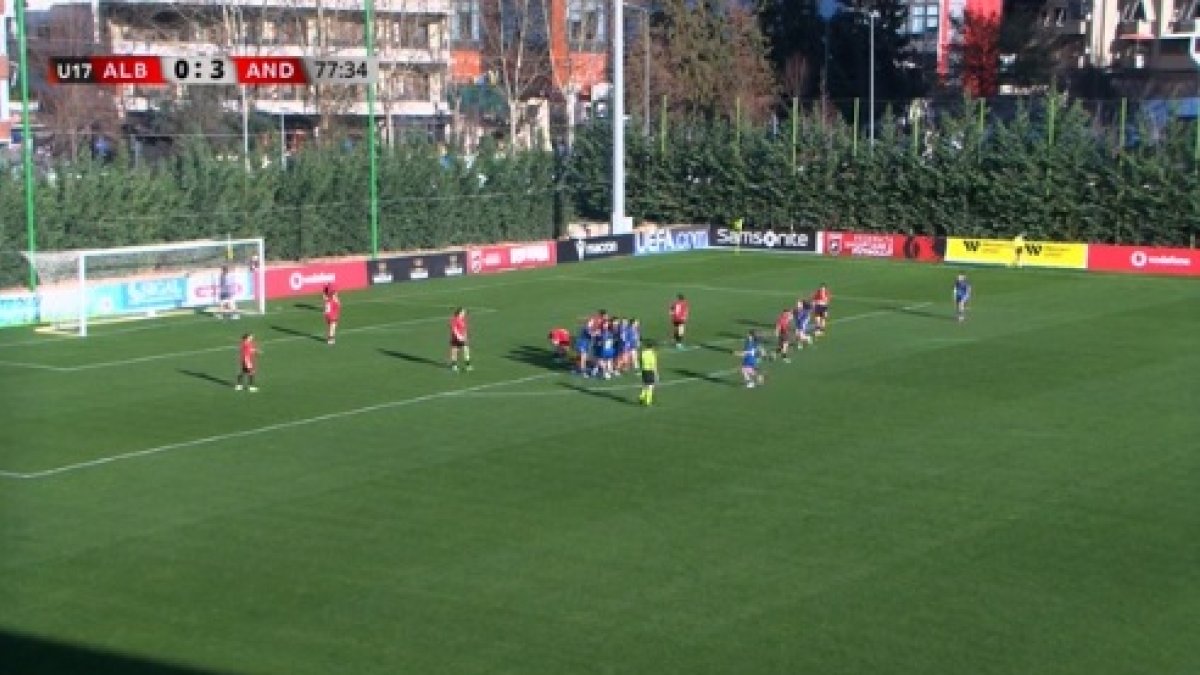 Les jugadores de la sub 17 celebren el quart gol