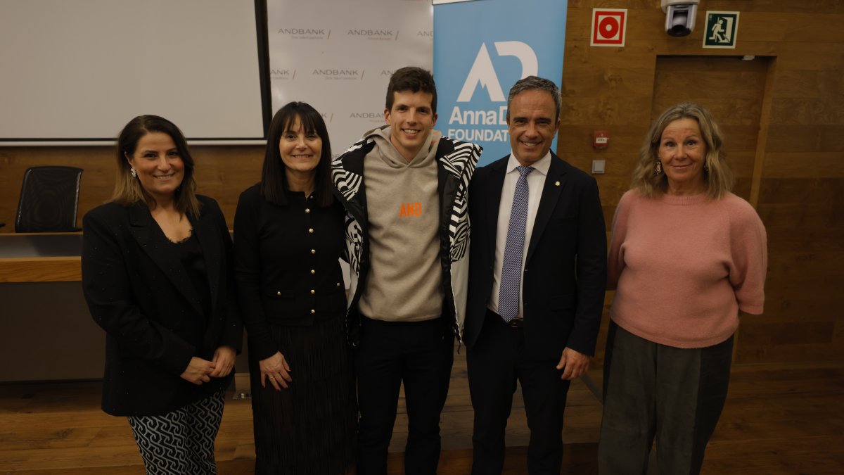 La directora de Banca País d’Andbank, Maria Suárez; la minsitra de Cultura, Joventut i Esports, Mònica Bonell; l'esquiador paralímpic , Roger Puig; el secretari d’Estat de Joventut i Esports, Alain Cabanes, i la directora de Fundació AnnaDidi, Anna Babot.