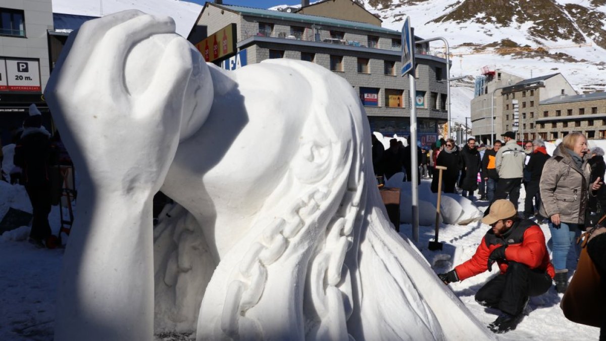 Una escultura de neu.
