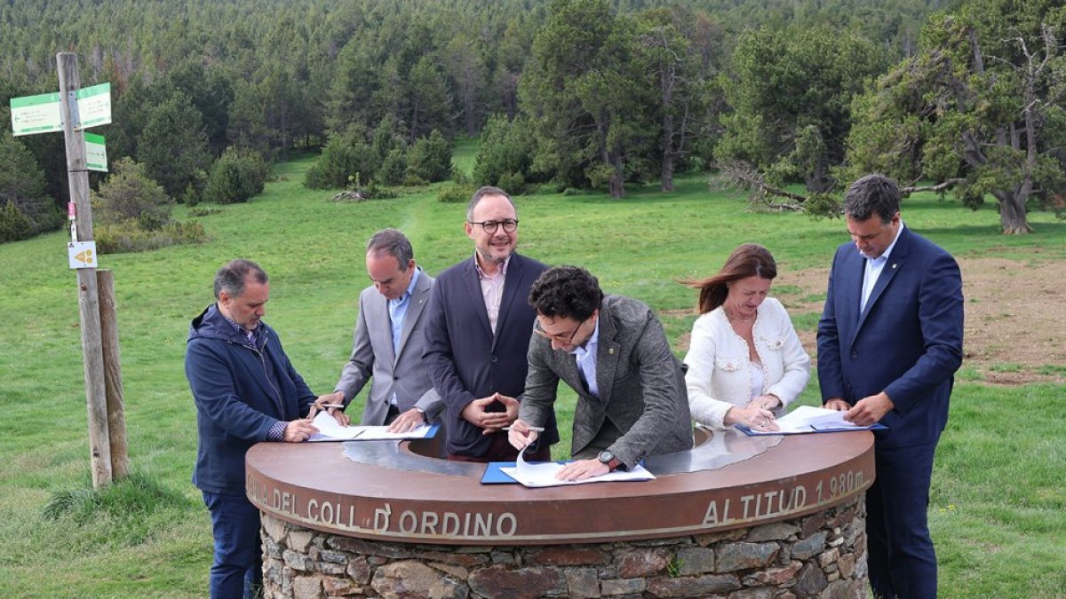 Marc Casal, Jordi Alcobé, Xavier Espot, Guillem Casal, Maria del Mar Coma i Eduard Betriu durant la signatura del Memoràndum d'entesa