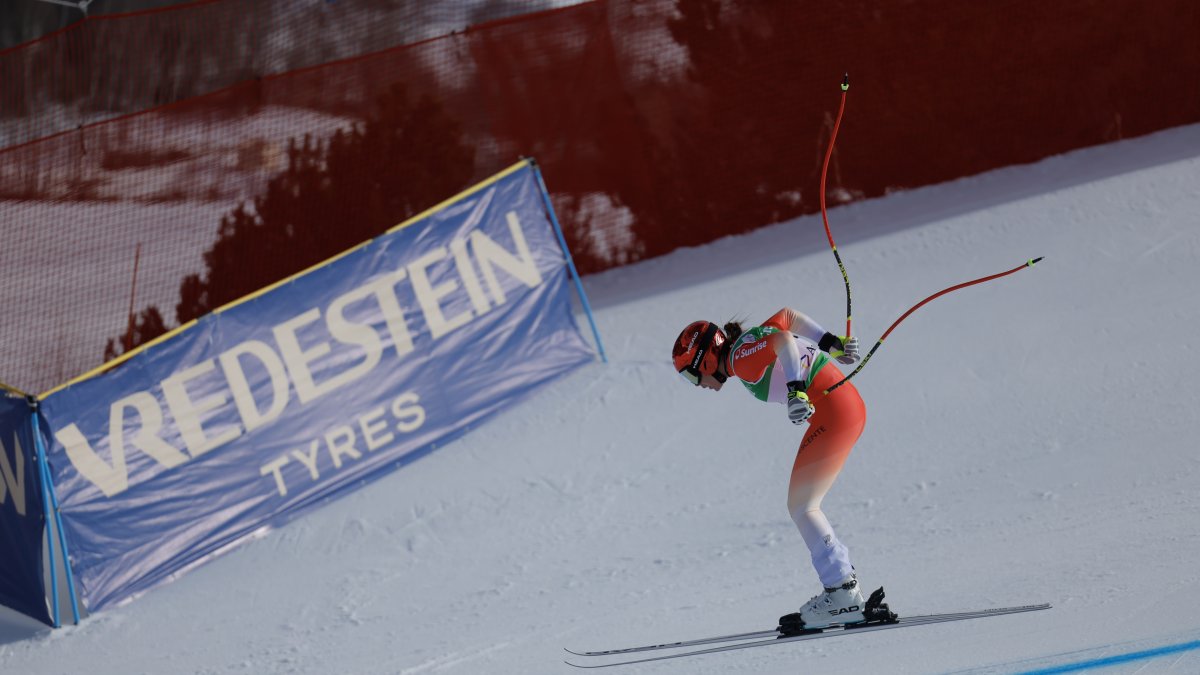 L'esquiadora suïssa, Corinne Suter, al salt final de la pista Àliga