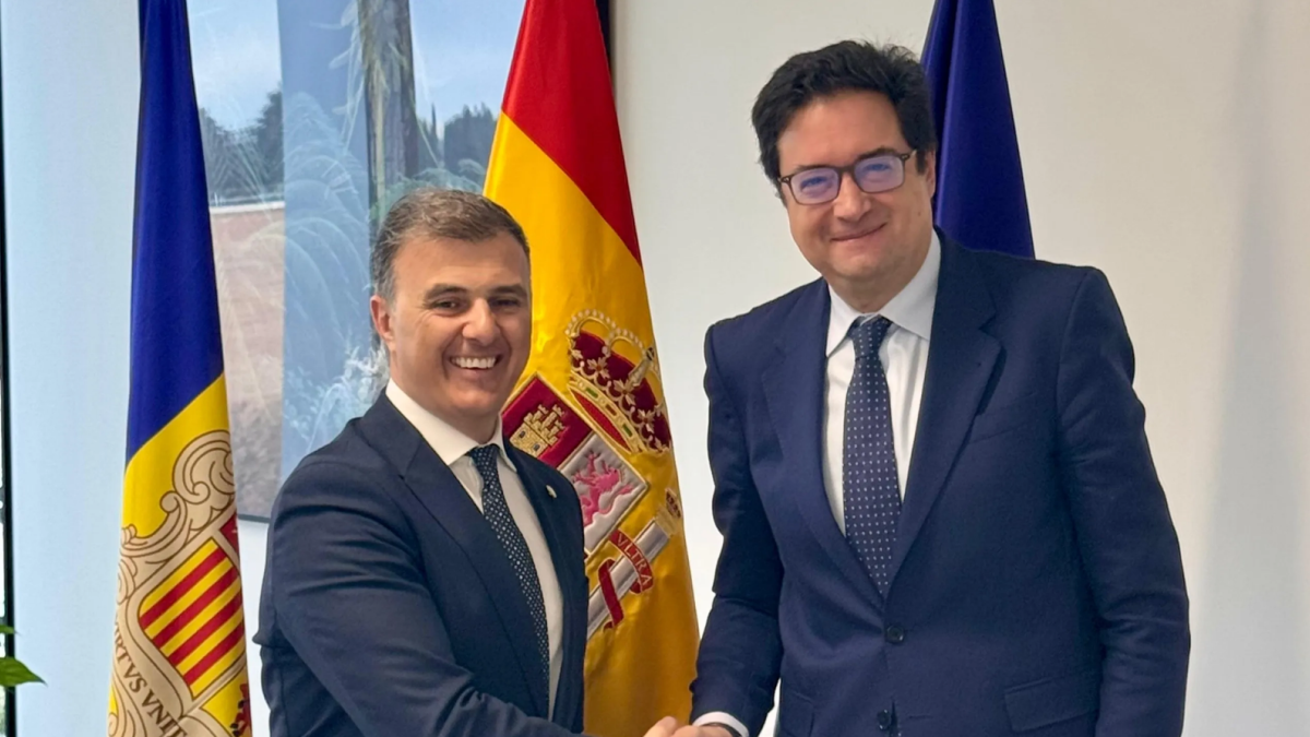Marc Rosell amb el seu homòleg espanyol, Óscar López.