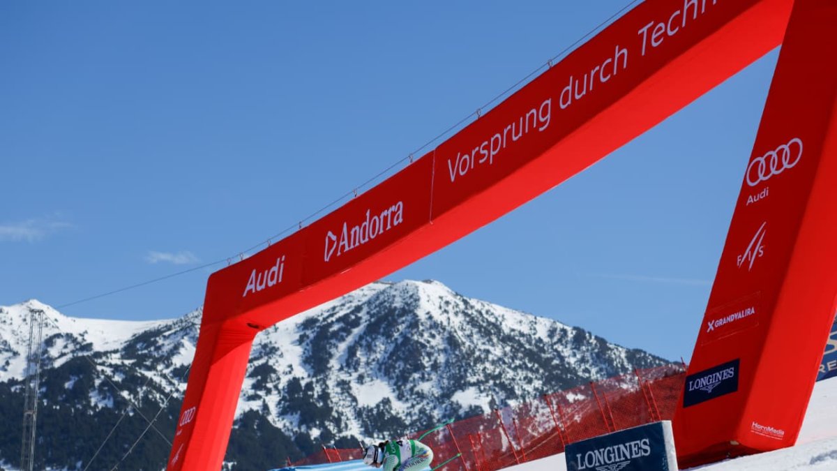 L'esquiadora Jordina Caminal, en el moment de realitzar el descens a la Copa del Món femenina celebrada al Tarter.