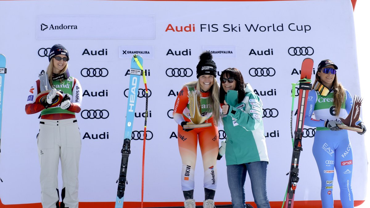 La guanyadora del descens de la Copa del Món d'esquí celebrada al Tarter, Corinne Suter, junt amb la segona i tercera al podi. - Fernando Galindo 