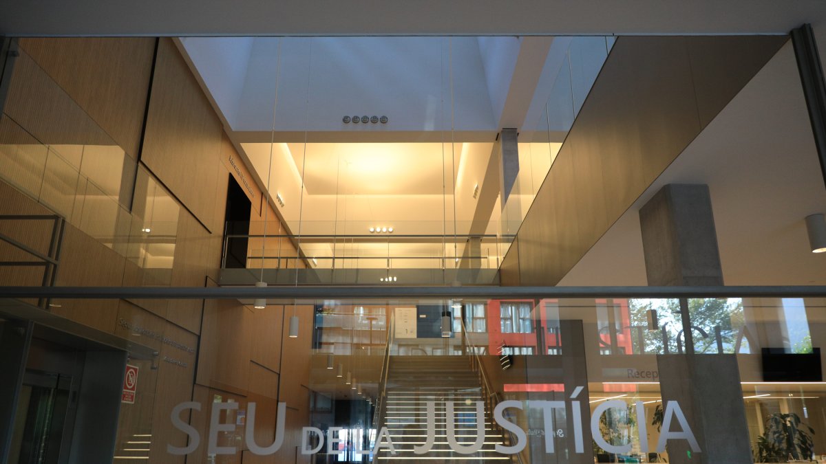 Entrada de la seu de la Justícia.