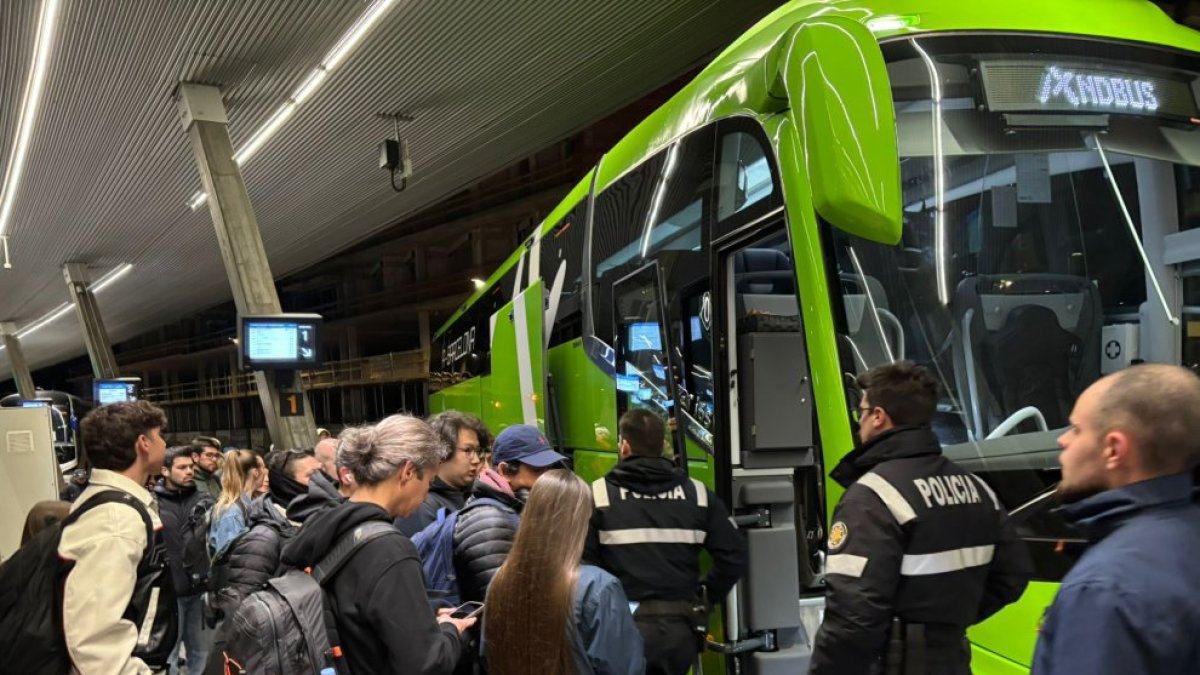 La policia arribant al lloc dels fets.