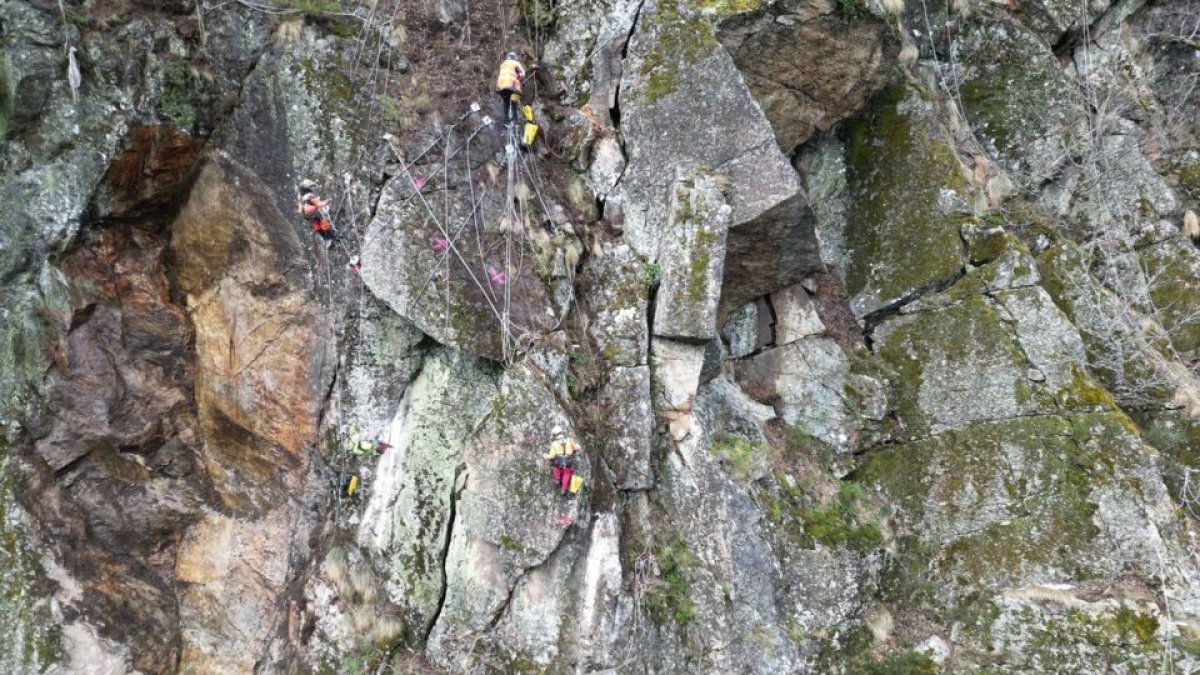 Treballadors enfilats al bloc rocós.