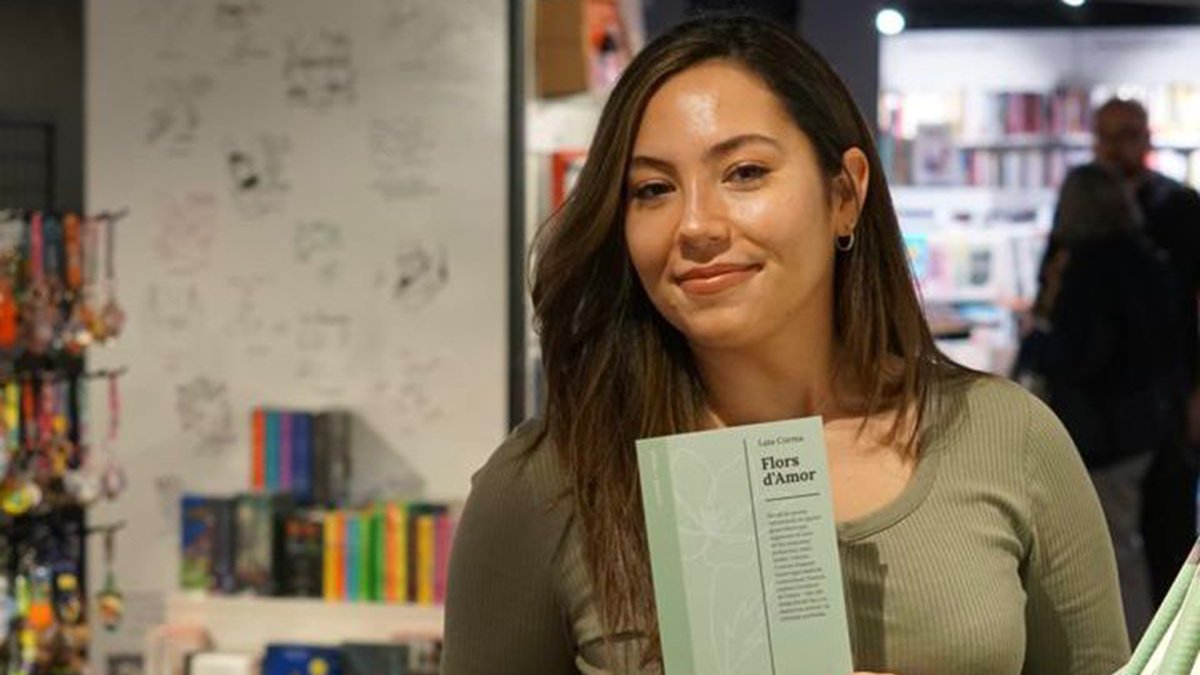 L'escriptora Laia Cordoba amb el llibre 'Flors d'Amor'.
