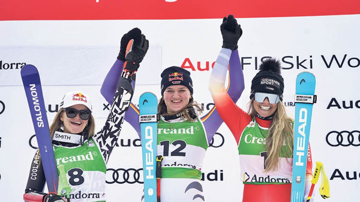 Alice Robinson, a l’esquerra, Emma Aicher al centre i Corinne Suter, a la dreta al podi de l’Àliga.