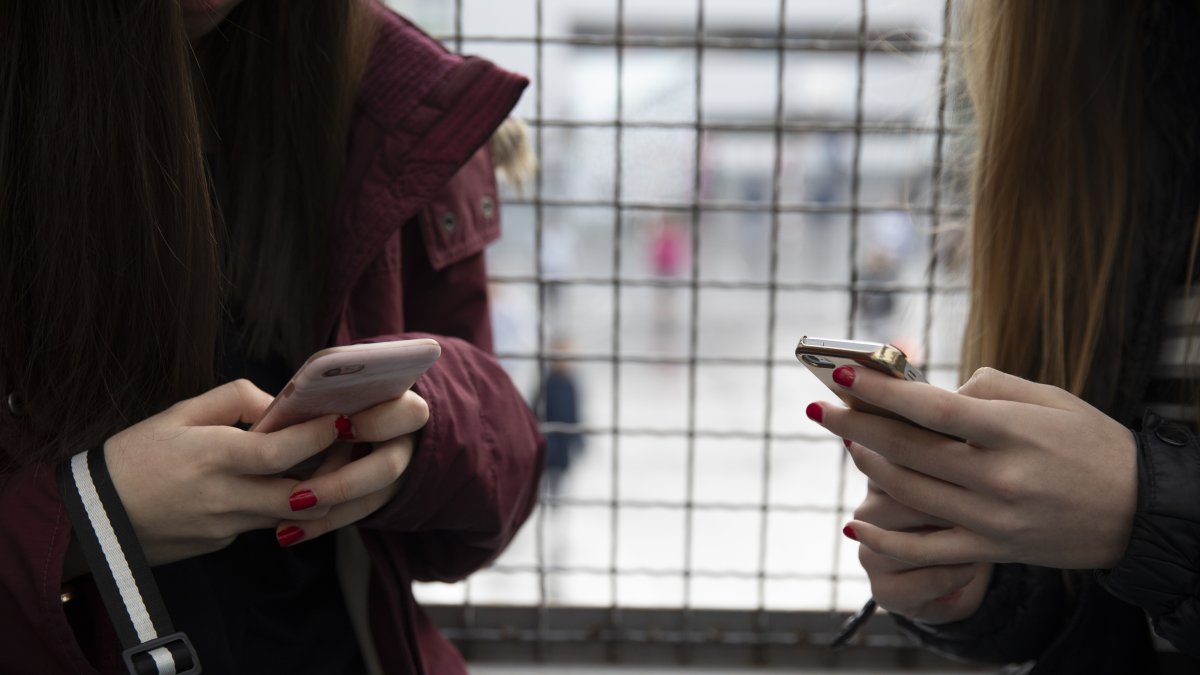 El vet a les xarxes als adolescents genera dubtes.