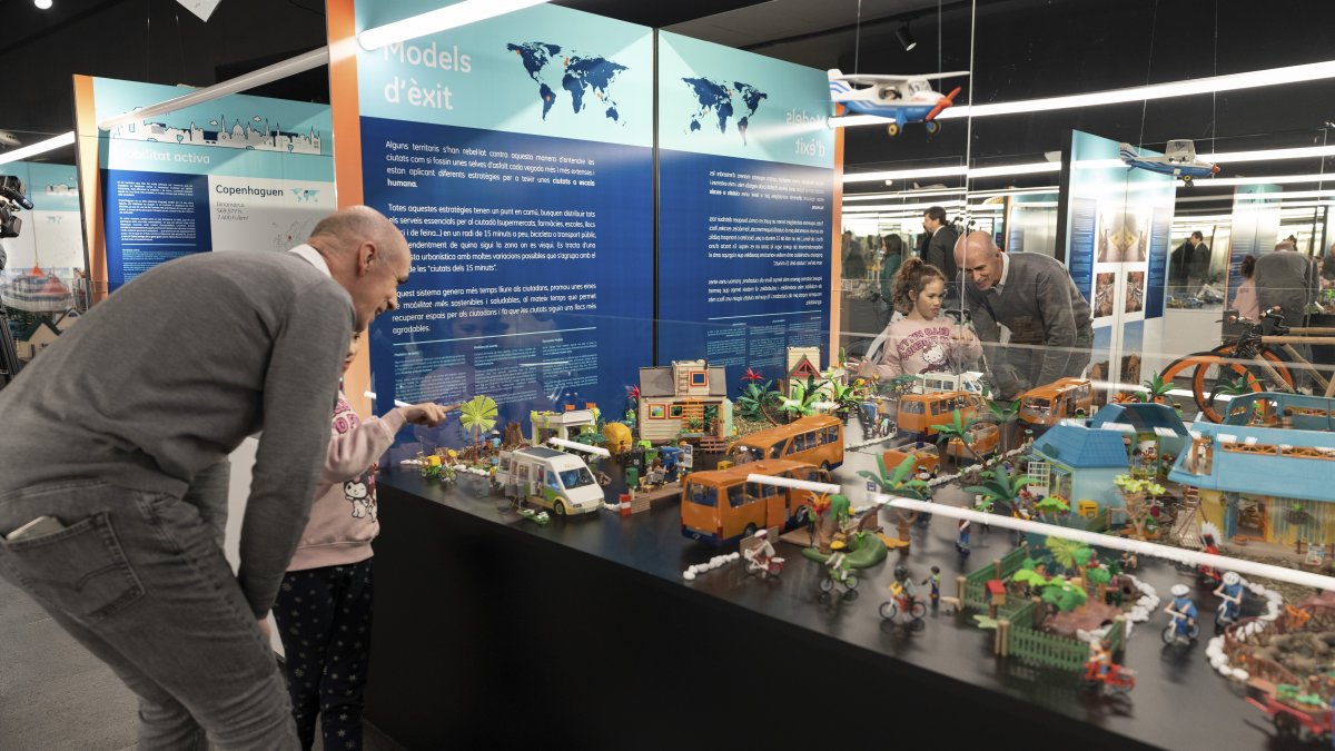 Imatge de la inauguració de l'exposició 'Ciutat a escala humana'.